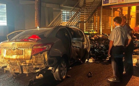 Chồng lái xe tông thẳng vào công ty vợ khiến 1 người chết, nhiều người bị thương