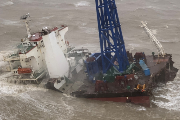 Hình ảnh tàu kỹ thuật gãy đôi trên Biển Đông do bão Chaba vào ngày 2/7 do chính quyền Hong Kong công bố. Ảnh: AFP.