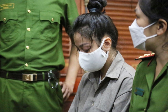 Bố ruột bạo hành đối diện 8 năm tù - người dân bên ngoài hô lớn đòi chung thân, Netizen phẫn nộ - Hình 3