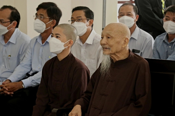 Vụ Tịnh thất Bồng Lai: Tạm đình chỉ tiếp nhận 2 nội dung tố giác 'loạn luân' và 'lừa đảo' - ảnh 2