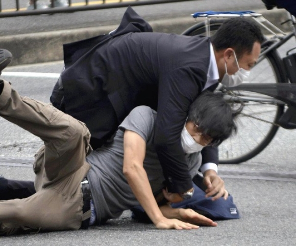 Nguyên nhân tử vong của cựu Thủ tướng Nhật Bản và lỗ hổng an ninh để tiếp cận ông Abe ở cự ly gần - Hình 4