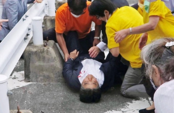 Nguyên nhân tử vong của cựu Thủ tướng Nhật Bản và lỗ hổng an ninh để tiếp cận ông Abe ở cự ly gần - Hình 1