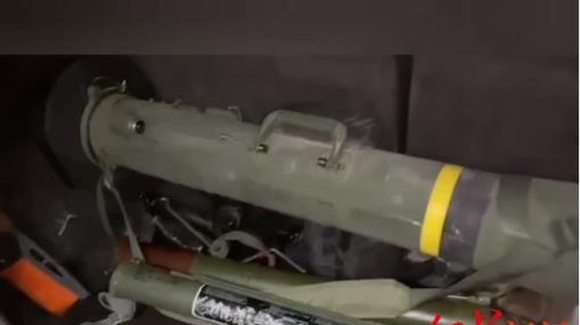 Nóng: Lính Ukraine mang tên lửa Javelin cho quân Nga để đổi lấy đồ hộp - Ảnh 1.