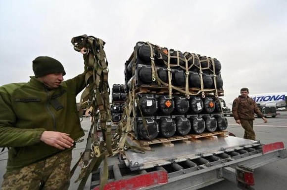 Nóng: Lính Ukraine mang tên lửa Javelin cho quân Nga để đổi lấy đồ hộp - Ảnh 2.