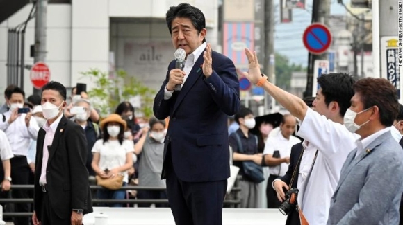 Quỳnh Trần JP đau lòng trước sự ra đi của ông Shinzo Abe: Cháu vẫn không quên việc nhận trợ cấp - Hình 2