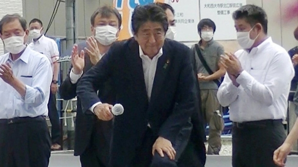 Quỳnh Trần JP đau lòng trước sự ra đi của ông Shinzo Abe: Cháu vẫn không quên việc nhận trợ cấp - Hình 1