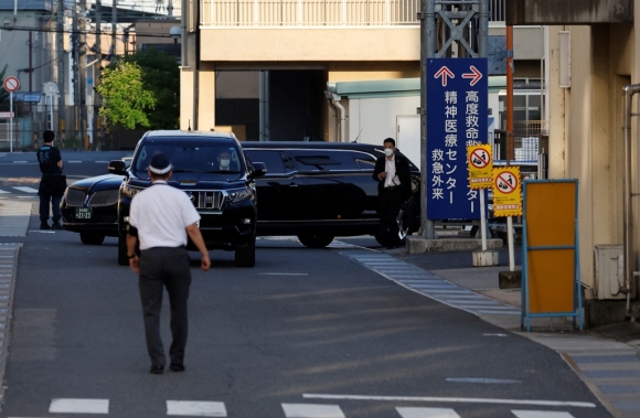 Vợ ông Abe đưa thi thể chồng rời bệnh viện về Tokyo - Hình 3