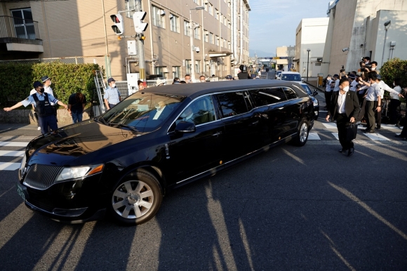 Vợ ông Abe đưa thi thể chồng rời bệnh viện về Tokyo - Hình 4