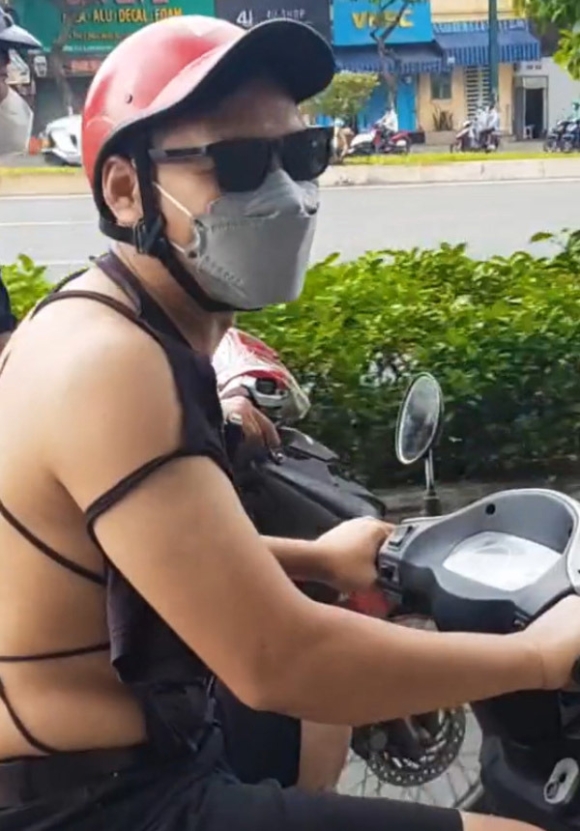 Xuất hiện chàng trai bắt trend mặc áo hở lưng dạo phố Sài Gòn - Hình 4