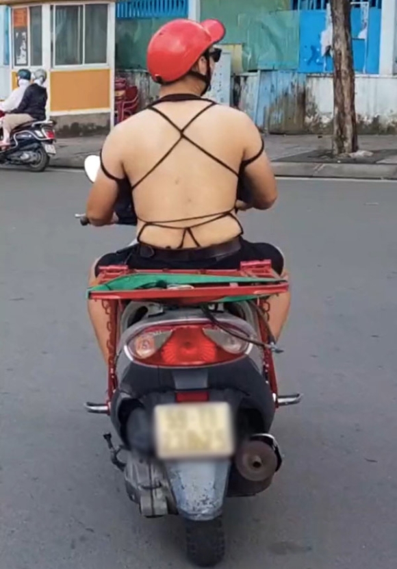 Xuất hiện chàng trai bắt trend mặc áo hở lưng dạo phố Sài Gòn - Hình 2