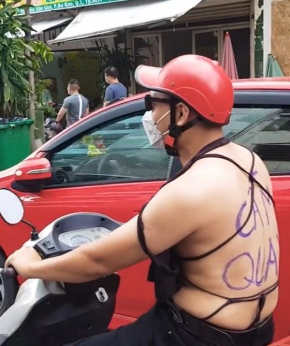 Xuất hiện chàng trai bắt trend mặc áo hở lưng dạo phố Sài Gòn - Hình 10
