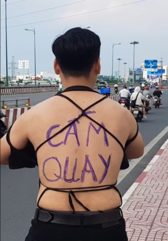 Xuất hiện chàng trai bắt trend mặc áo hở lưng dạo phố Sài Gòn - Hình 7