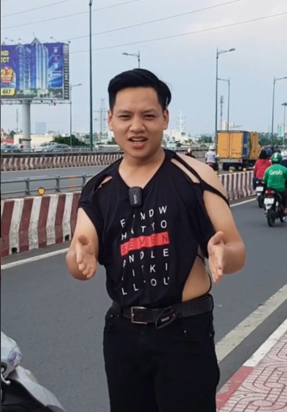 Xuất hiện chàng trai bắt trend mặc áo hở lưng dạo phố Sài Gòn - Hình 6