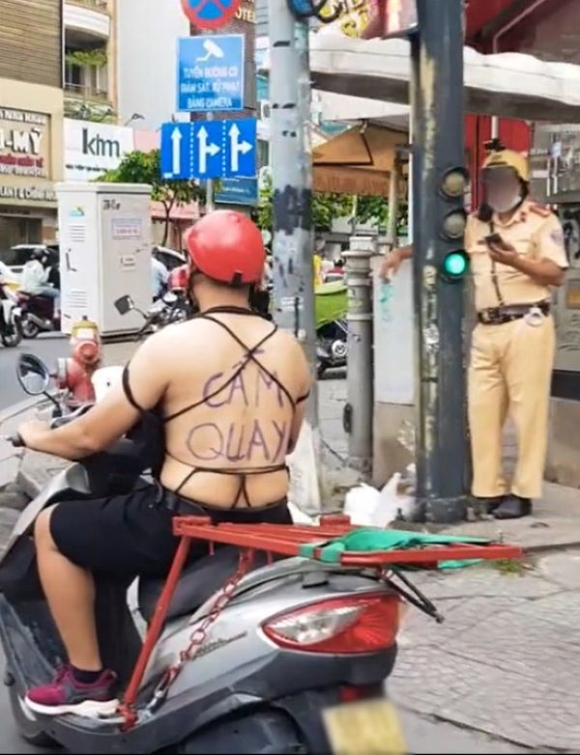 Xuất hiện chàng trai bắt trend mặc áo hở lưng dạo phố Sài Gòn - Hình 9