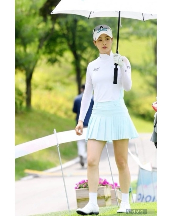 NÓNG: Bi Rain bị tố ngoại tình với nữ golf thủ sinh năm 1996 có ngoại hình giống hệt Kim Tae Hee - Hình 6
