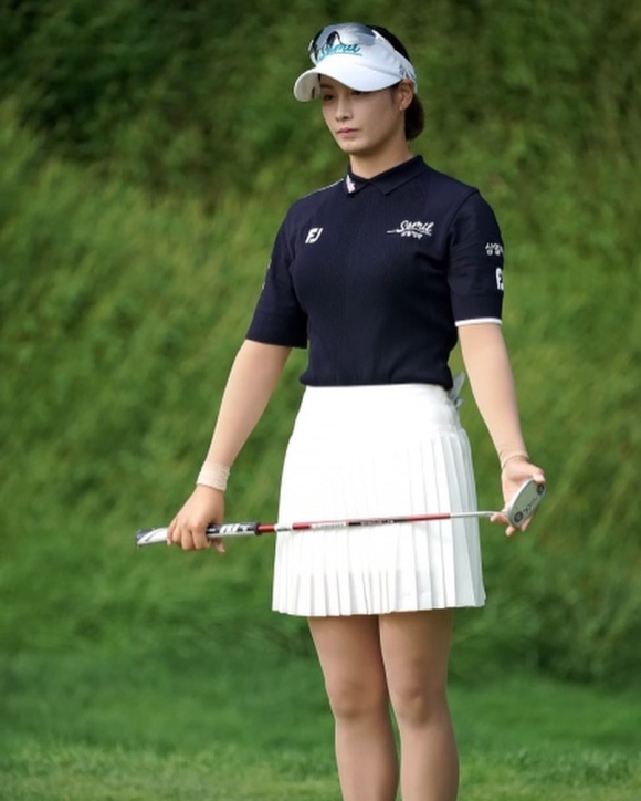 NÓNG: Bi Rain bị tố ngoại tình với nữ golf thủ sinh năm 1996 có ngoại hình giống hệt Kim Tae Hee - Hình 2