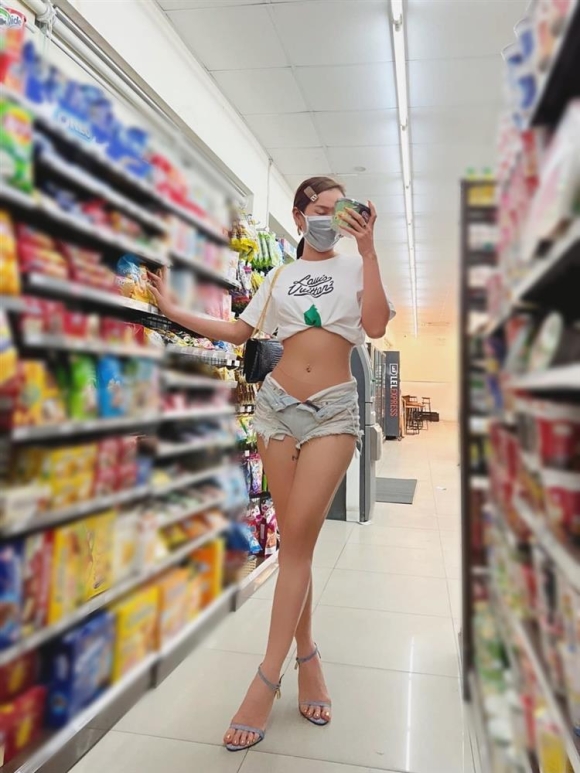 Phương Trinh Jolie bị chê mặc phản cảm đi siêu thị-2