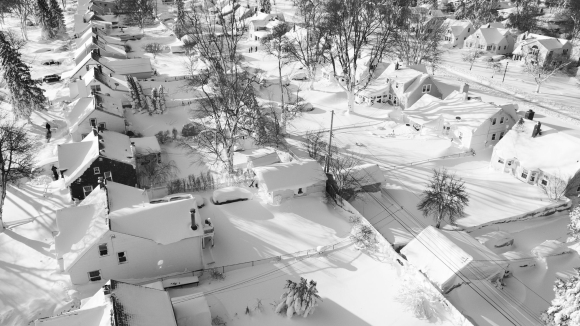 Gần 60 người thiệt mạng vì bão tuyết ở Mỹ, có người chết cóng khi đang dọn tuyết