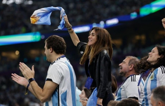 Cận cảnh dàn mỹ nữ xinh đẹp tiếp lửa cho ĐT Argentina đánh bại Croatia - Ảnh 5.