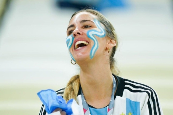 Cận cảnh dàn mỹ nữ xinh đẹp tiếp lửa cho ĐT Argentina đánh bại Croatia - Ảnh 4.