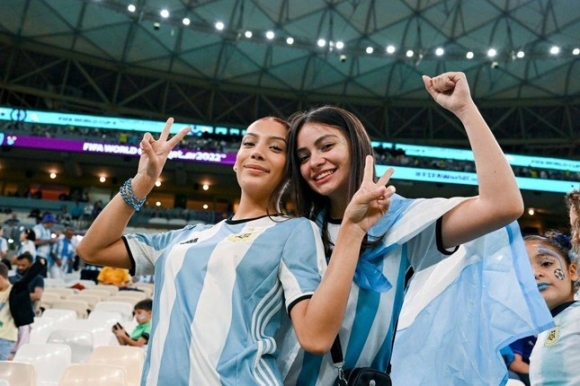 Cận cảnh dàn mỹ nữ xinh đẹp tiếp lửa cho ĐT Argentina đánh bại Croatia - Ảnh 2.