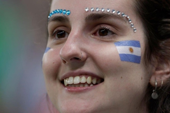 Cận cảnh dàn mỹ nữ xinh đẹp tiếp lửa cho ĐT Argentina đánh bại Croatia - Ảnh 14.