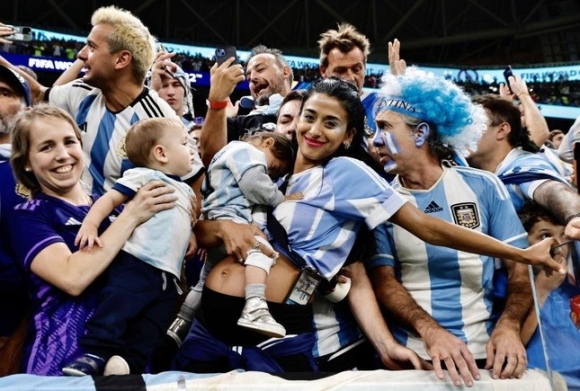 Cận cảnh dàn mỹ nữ xinh đẹp tiếp lửa cho ĐT Argentina đánh bại Croatia - Ảnh 10.
