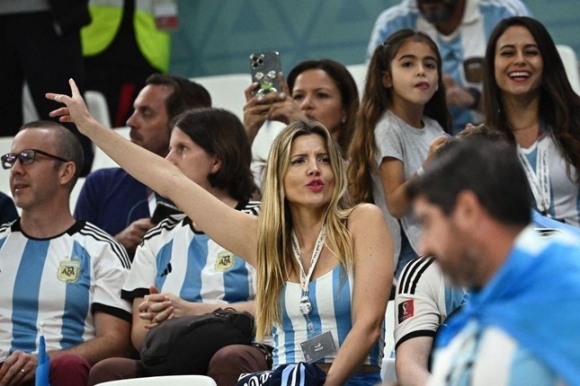 Cận cảnh dàn mỹ nữ xinh đẹp tiếp lửa cho ĐT Argentina đánh bại Croatia - Ảnh 7.