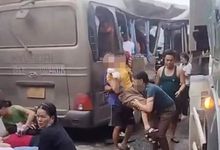 Xe tải va chạm xe chở công nhân, 20 người nhập viện